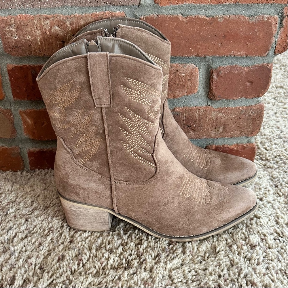 Altar’d State Boots size 8.5